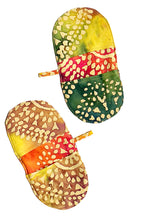 Load image into Gallery viewer, Mini Oven Mitts in Batik Print Fabric, Set of 2